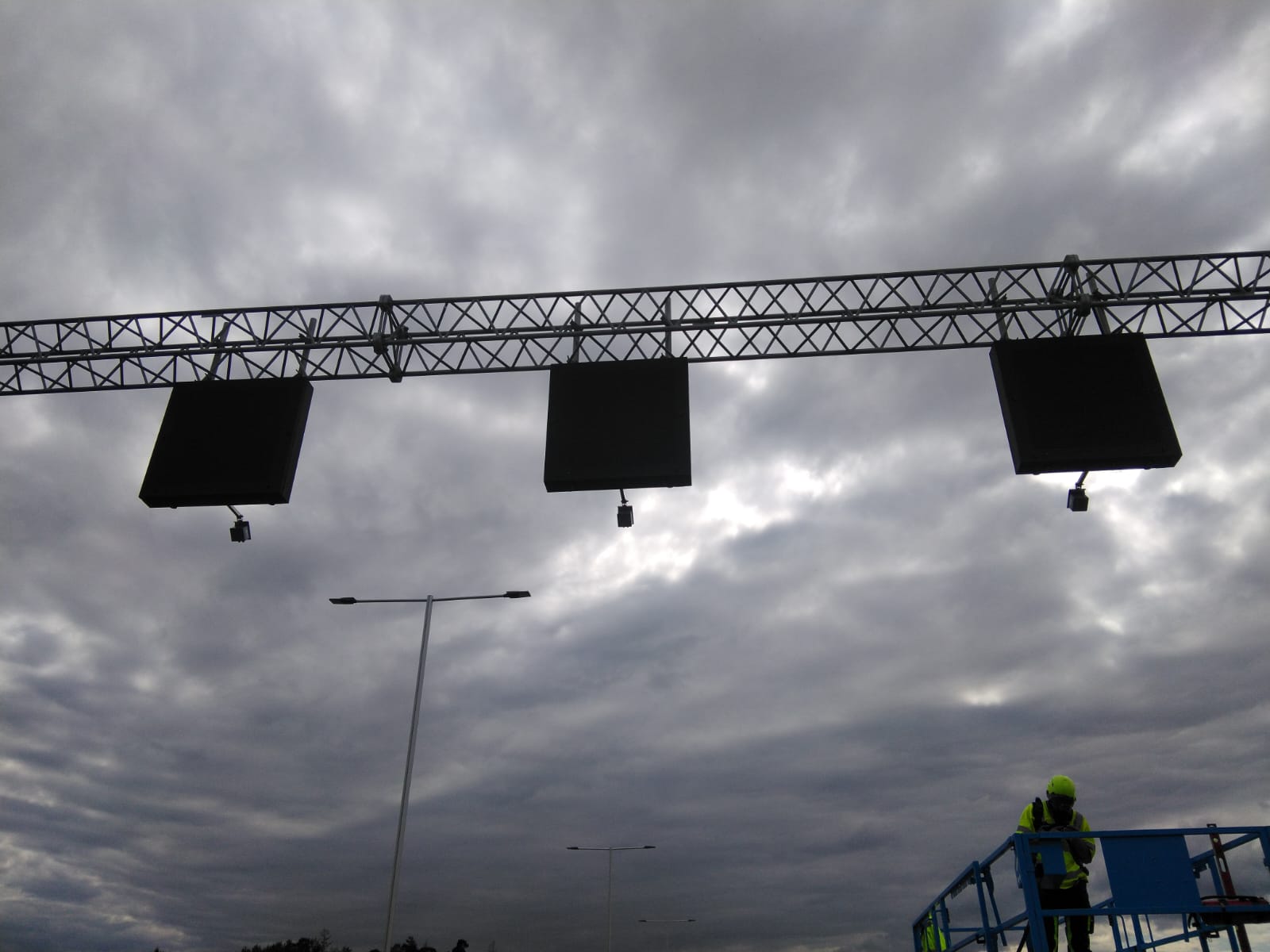 Montering av LED-paneler på vägportal — Stockholm